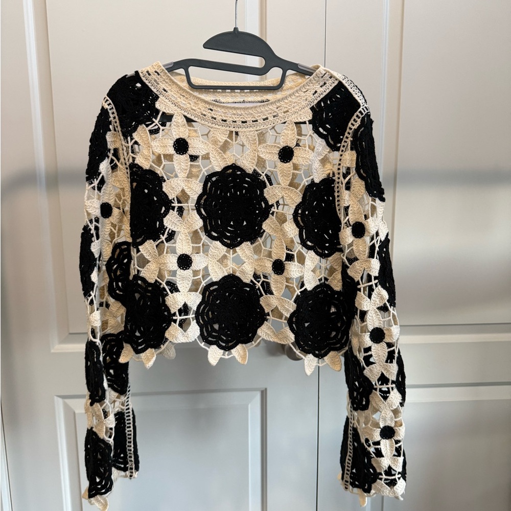 EB Luxe Black & Ivory Crochet Floral Crop Top – Size Small
